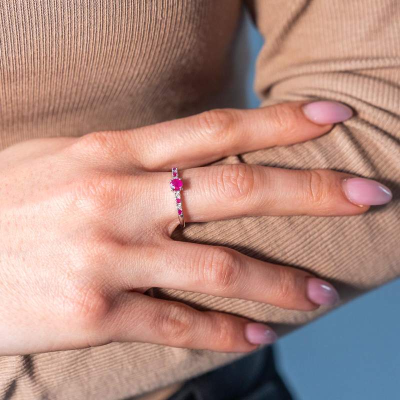 Bague or 375 blanc rubis diamants - vue porté 1