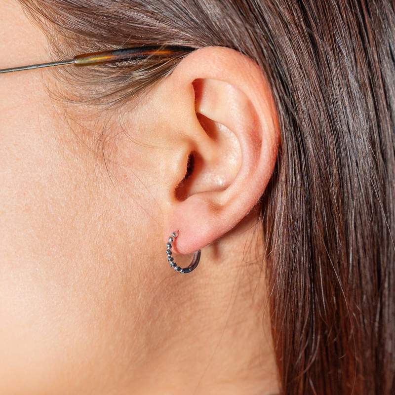 Boucles d'oreille or 375 blanc - vue porté 1
