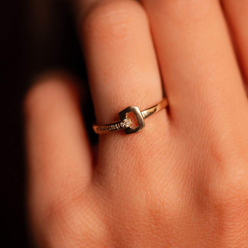 Bague or recyclé 750 jaune boucle et demi-tour diamants - vue porté 1
