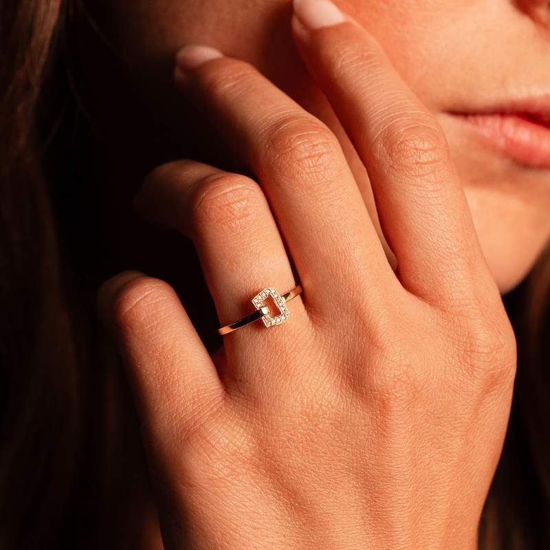 Bague or recyclé 750 jaune et boucle diamants - vue porté 1
