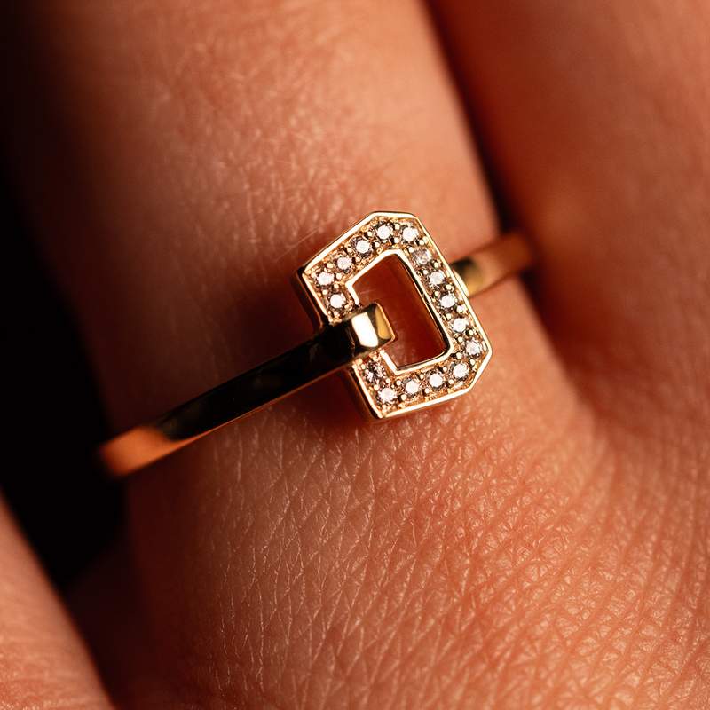 Bague or recyclé 750 jaune et boucle diamants - vue porté 2