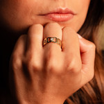 Bague or recyclé 750 jaune multi boucles ajourées et diamant - vue porté 1