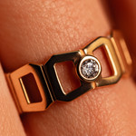 Bague or recyclé 750 jaune multi boucles ajourées et diamant - vue porté 2