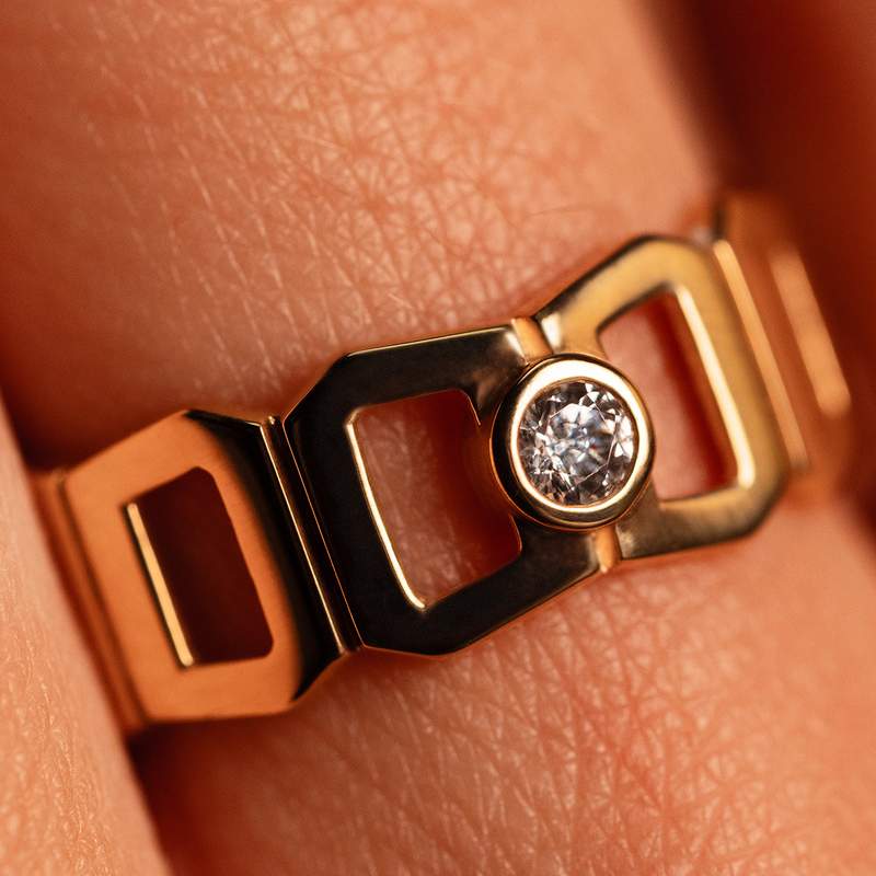 Bague or 750 jaune multi boucles ajourées et diamant - vue porté 2