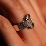Bague or 750 blanc et boucle diamants - vue porté 1