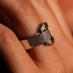 Bague or recyclé 750 blanc et boucle diamants - vue porté 1