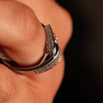 Bague or recyclé 750 blanc et boucle diamants - vue porté 2