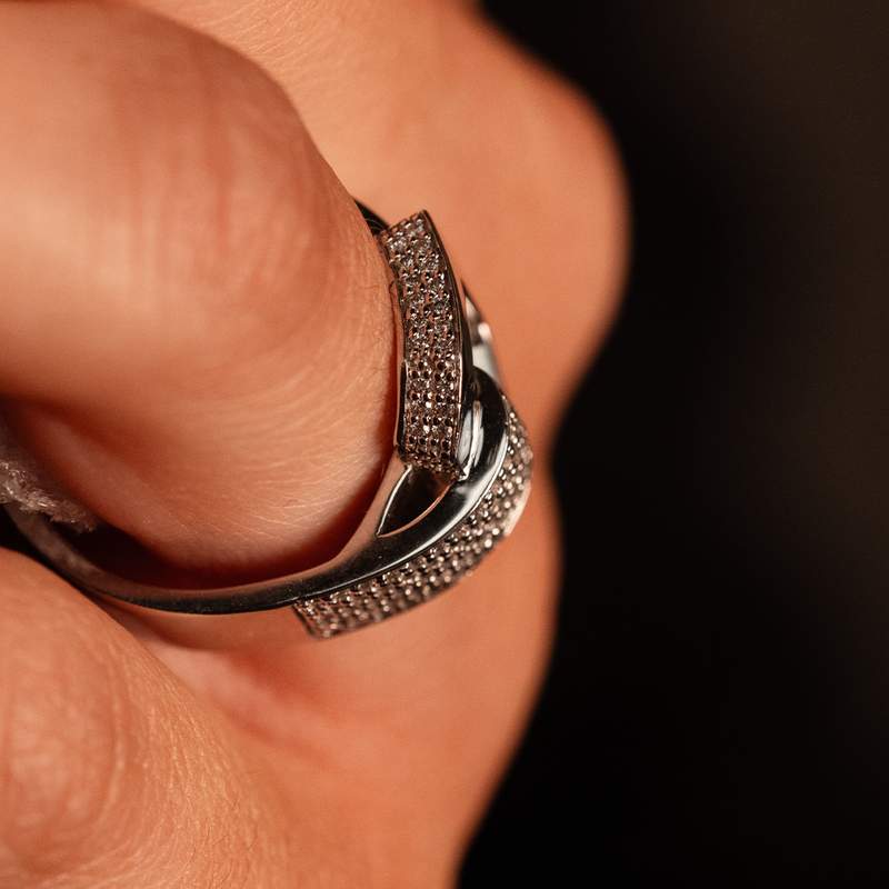 Bague or recyclé 750 blanc et boucle diamants - vue porté 2