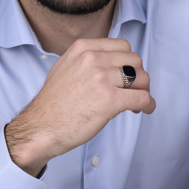 Bague argent 925 écailles onyx carré - vue porté 1