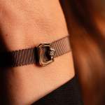 Bracelet boucle or 750 jaune diamant ruban chocolat 21cm - vue porté 1
