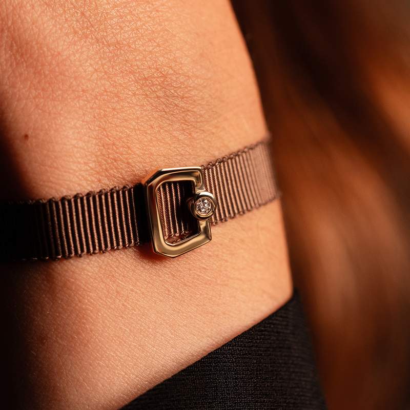 Bracelet boucle or recyclé 750 jaune diamant ruban chocolat 21cm - vue porté 1