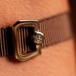 Bracelet boucle or 750 jaune diamant ruban chocolat 21cm - vue porté 2