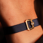 Bracelet boucle or recyclé 750 jaune diamant ruban marine 21cm - vue porté 1