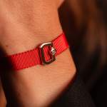 Bracelet boucle or 750 jaune diamant ruban rouge 21cm - vue porté 1