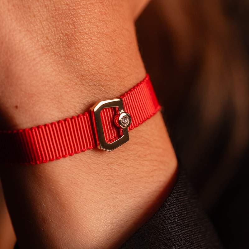 Bracelet boucle or recyclé 750 jaune diamant ruban rouge 21cm - vue porté 1