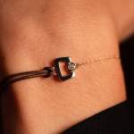 Bracelet boucle chaine or 750 jaune diamant et cordon chocolat 18cm - vue porté 1