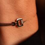 Bracelet boucle chaine or 750 jaune diamant et cordon chocolat 18cm - vue porté 2