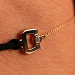 Bracelet boucle chaine or recyclé 750 jaune diamant et cordon noir 18cm - vue porté 2