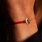 Bracelet boucle chaine or recyclé 750 jaune diamant et cordon rouge 18cm - vue porté 1