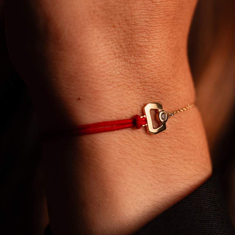 Bracelet boucle chaine or 750 jaune diamant et cordon rouge 18cm - vue porté 1
