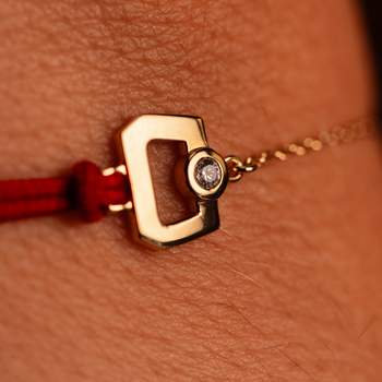 Bracelet boucle chaine or 750 jaune diamant et cordon rouge 18cm