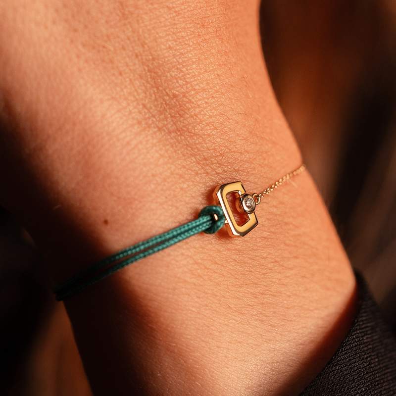 Bracelet boucle chaine or recyclé 750 jaune diamant et cordon vert 18cm - vue porté 1