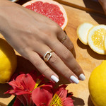 Bague plaqué or motif ovale laque blanche - vue porté 1