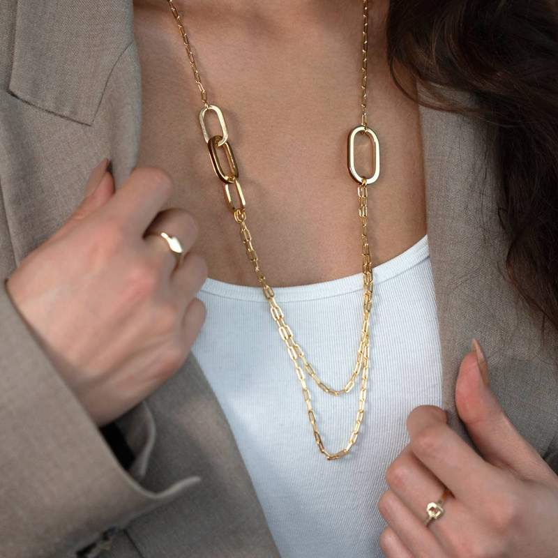 Collier plaqué or anneaux laque marron 70cm - vue porté 1