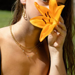 Boucles d'oreilles pendants acier doré - vue porté 2