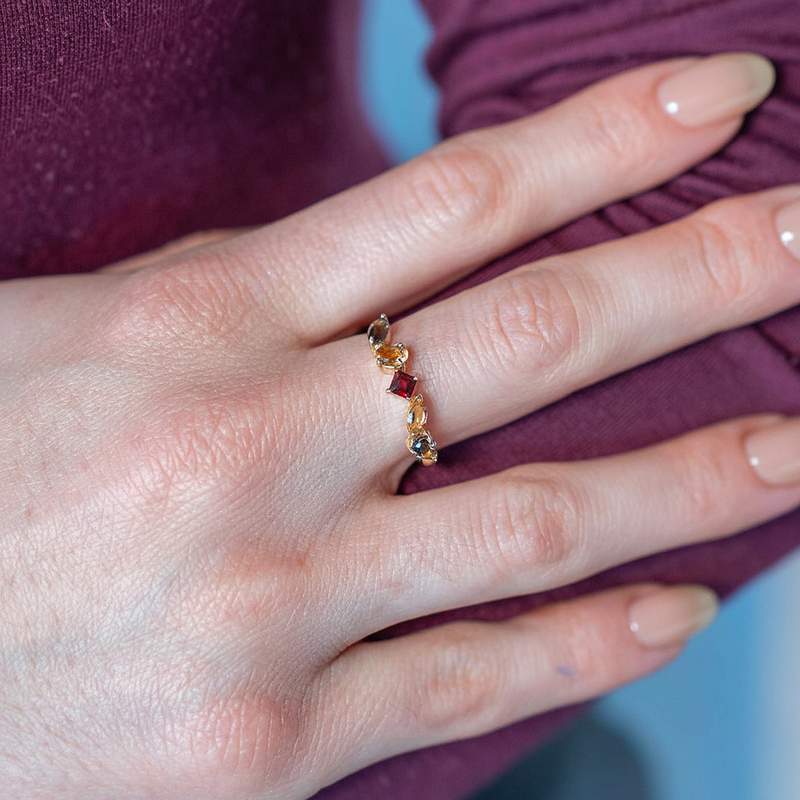 Bague or 375 jaune pierres fines - vue porté 1