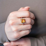 Bague or 375 2 tons citrine carrée et zirconias - vue porté 1