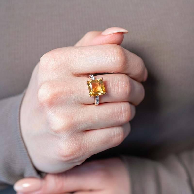 Bague or 375 2 tons citrine carrée et zirconias - vue porté 1