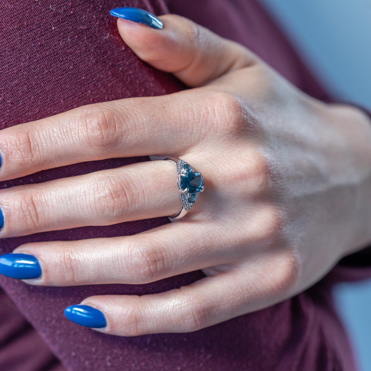 Bague or 375 blanc topazes bleues traitées - vue porté 1