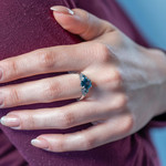 Bague or 375 blanc topazes bleues traitées - vue porté 1