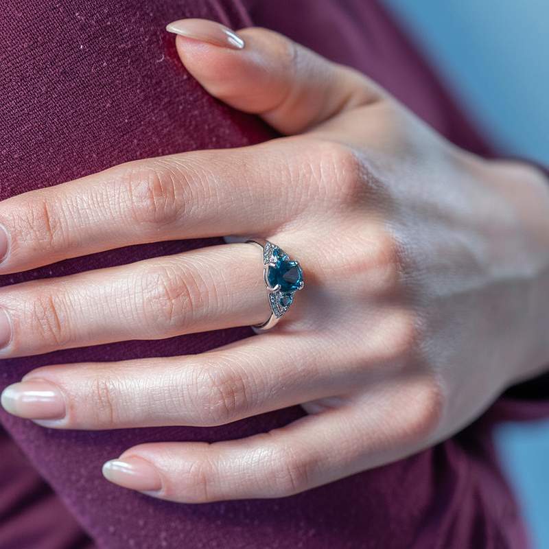 Bague or 375 blanc topazes bleues traitées - vue porté 1