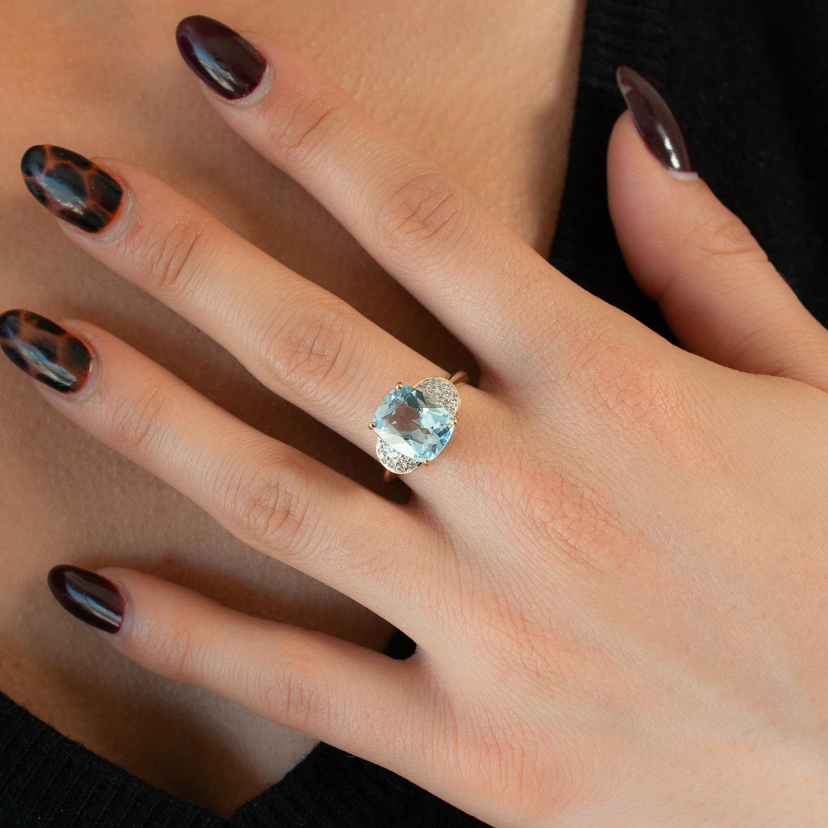 Bague or 375 2 tons topaze traitée et zirconias - vue porté 1