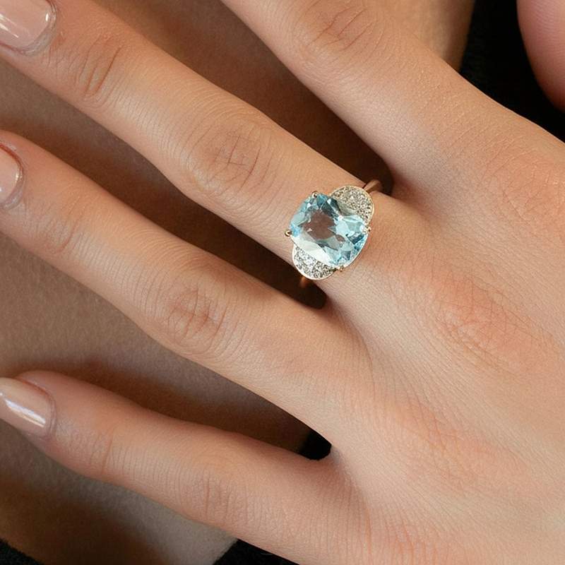 Bague or 375 2 tons topaze traitée et zirconias - vue porté 1