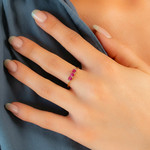 Bague or 375 2 tons rubis et diamants - vue porté 1