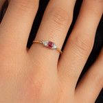 Bague or 375 2 tons rubis et diamants - vue porté 1