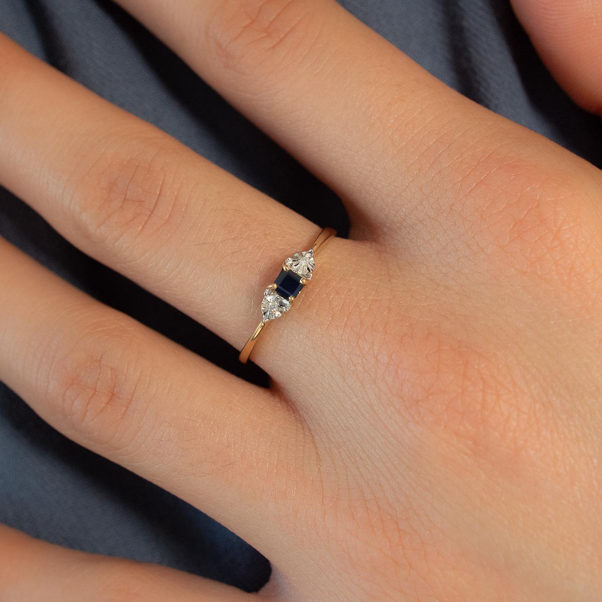 Bague or 375 2 tons saphir et diamants - vue porté 1