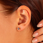 Boucles d'oreilles or 375 2 tons saphirs et diamants - vue porté 1