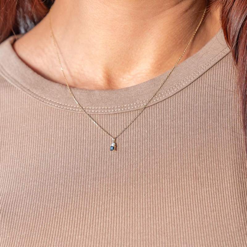 Collier or 375 2 tons saphir et diamant 45 cm avec anneau de raccourcissement à 42 cm - vue porté 1