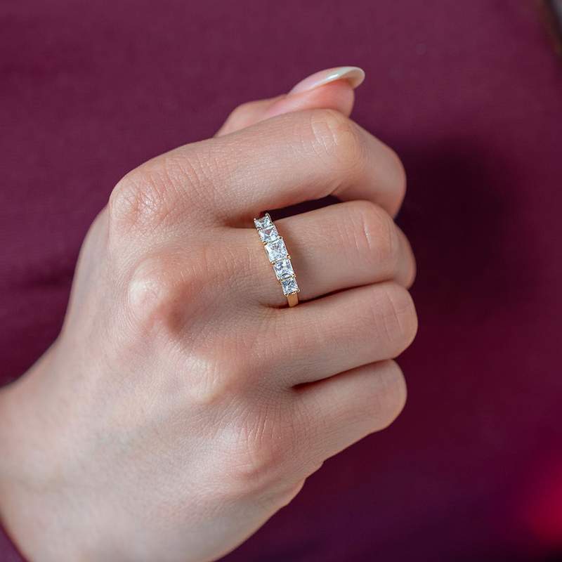 Bague or 375 jaune zirconias - vue porté 1