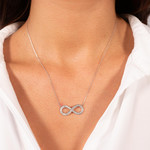 Collier or 375 blanc motif infini zirconias 45 cm avec anneau de raccourcissement à 42cm - vue porté 1