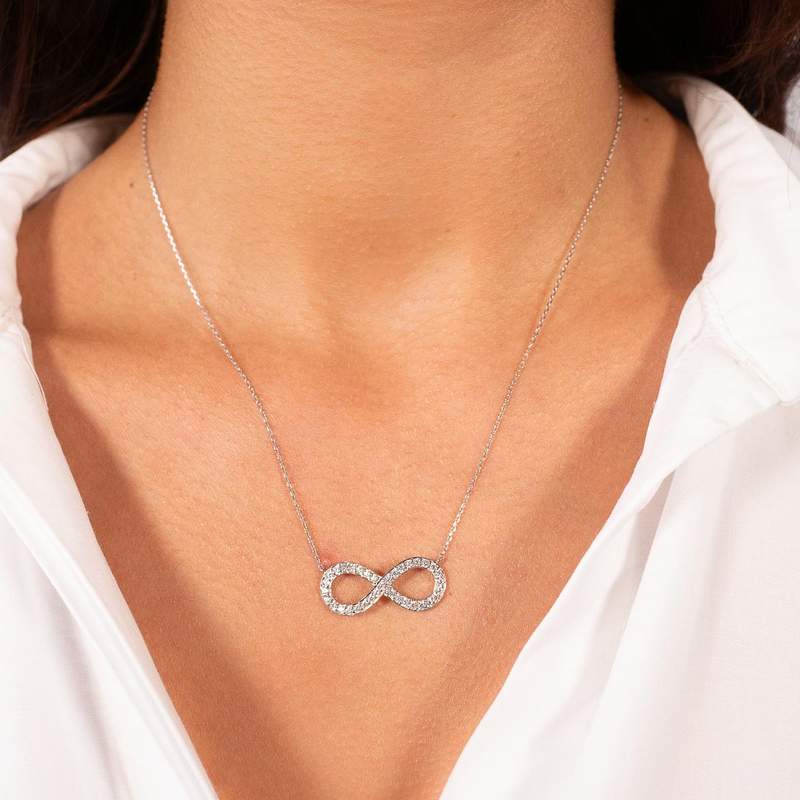 Collier or 375 blanc motif infini zirconias 45 cm avec anneau de raccourcissement à 42cm - vue porté 1