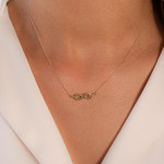 Collier or 375 jaune motif infini 42,5 cm - vue porté 1