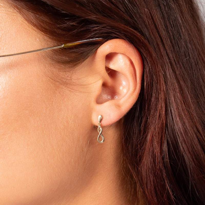 Boucles d'oreilles or 375 jaune motif infini - vue porté 1