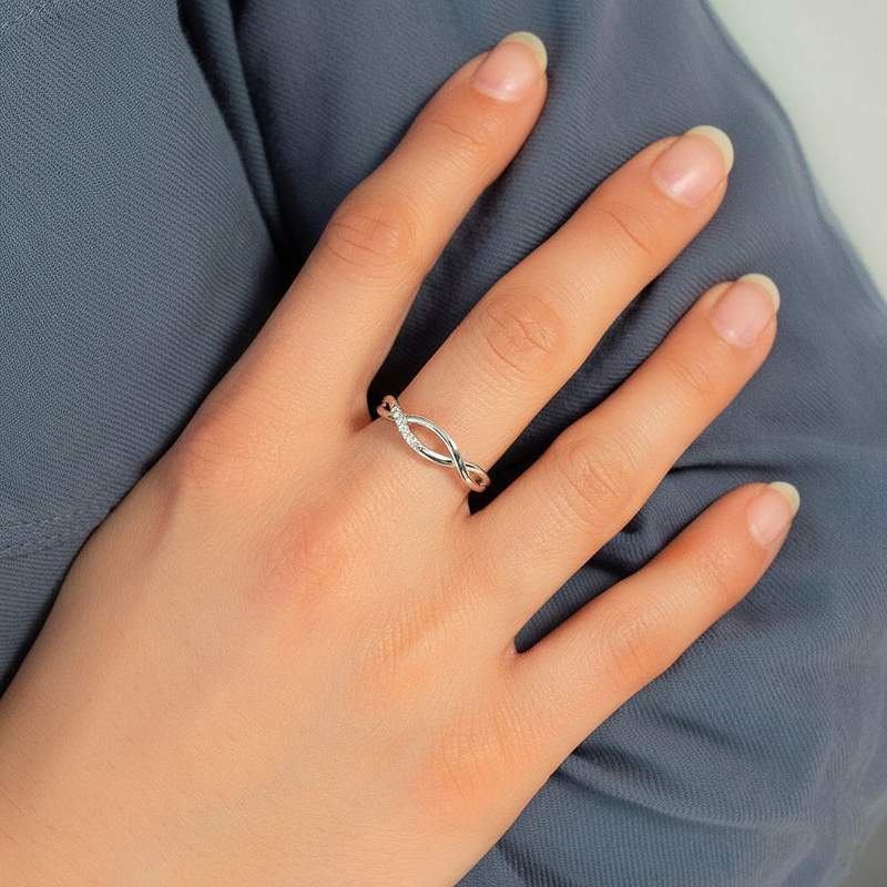 Ring in 375 witgoud met diamanten - bekijk gedragen 1