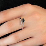 Bague or 375 blanc saphir ovale et diamants - vue porté 1