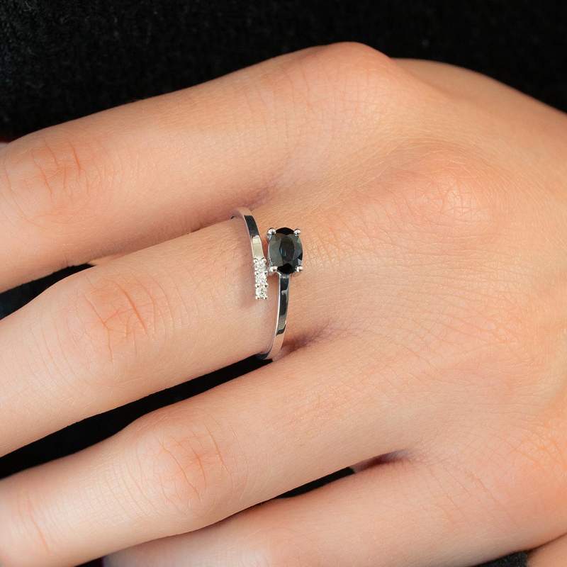 Bague or 375 blanc saphir ovale et diamants - vue porté 1